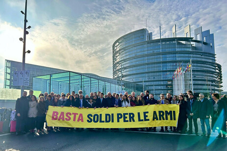 Conte con delegazione M5s a Strasburgo, 'basta soldi per le armi'