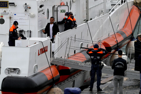 Motovedetta con migranti da Albania arrivata in porto Bari