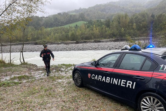 Carabinieri sorvegliano i corsi d'acqua