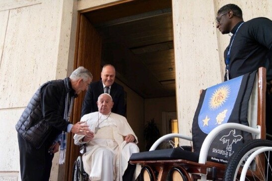 La sedia a rotelle Mekong donata a Papa Francesco da padre Figaredo (foto © Vivian Richards, SJ)