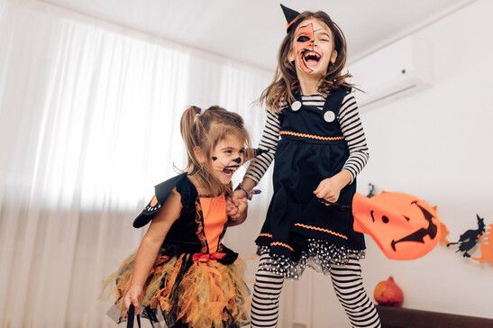 Halloween due bimbe mascherate si divertono foto iStock.