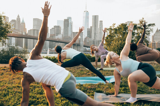 Yoga outdoor class in New York foto iStock.