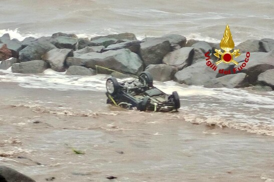 Climate: Flood waters drag cars into sea near Catania