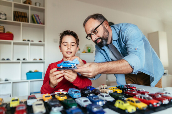 Papà e figlio collezionisti di macchinine foto iStock.