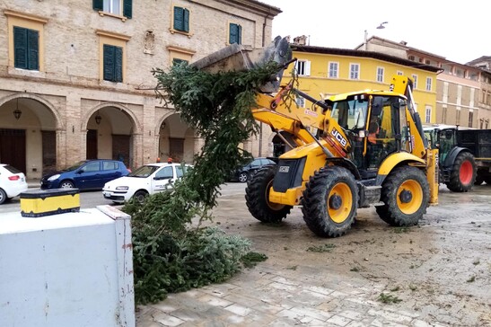 Forte vento, danni e disagi a San Severino Marche