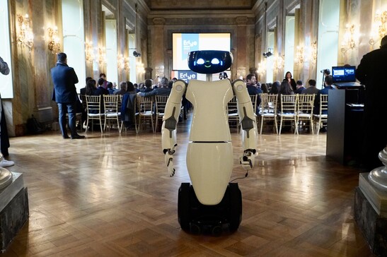 L'evento di presentazione dell'Industrial Liaison Program organizzato dall'Istituto Italiano di Tecnologia. In primo piano il robot R1 (fonte: IIT)