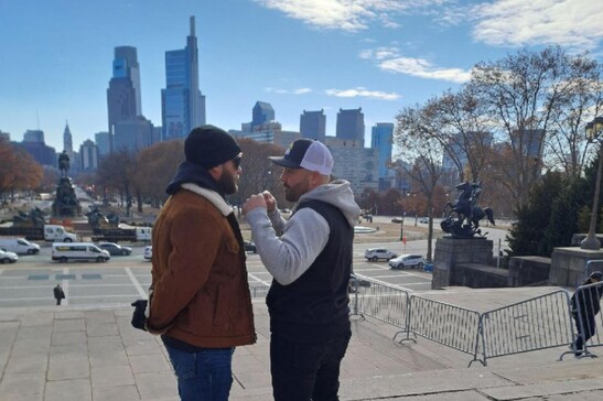 La Philadelphia di Rocky Balboa - foto di rito di due pugili locali prima del combattimento.