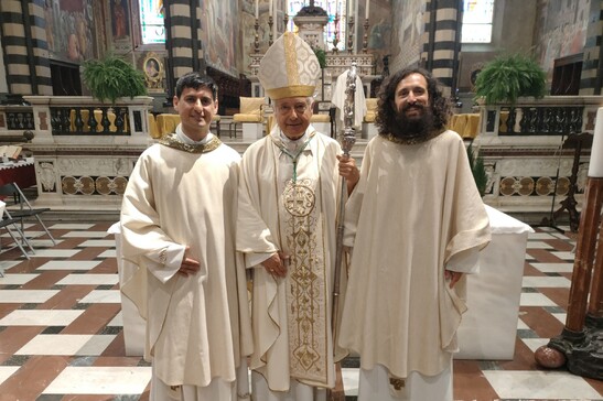 Ex carabiniere e ex chitarrista punk ordinati sacerdoti a Prato
