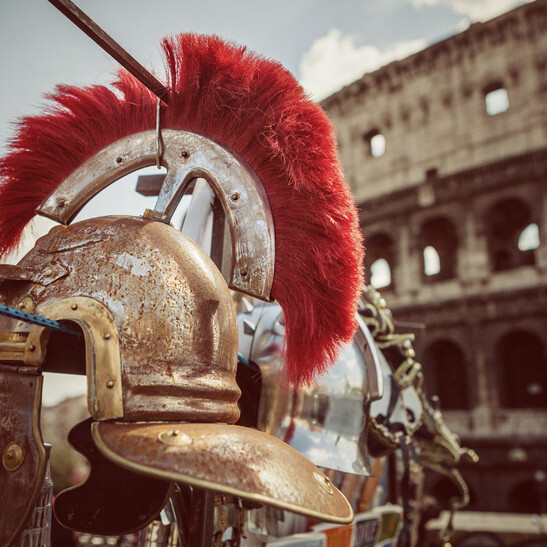 Elmetto romano con lo sfondo del Colosseo foto iStock.