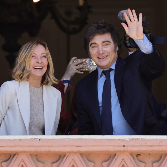 Meloni alla Casa Rosada, si affaccia con Milei su Plaza de Mayo