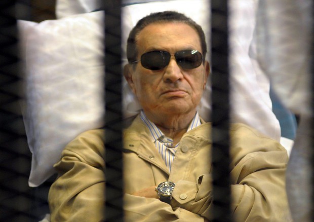 Mubarak in barella assiste al processo © EPA