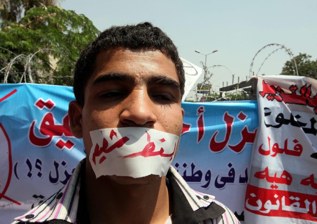 Un giovane egiziano durante una protesta al Cairo © EPA