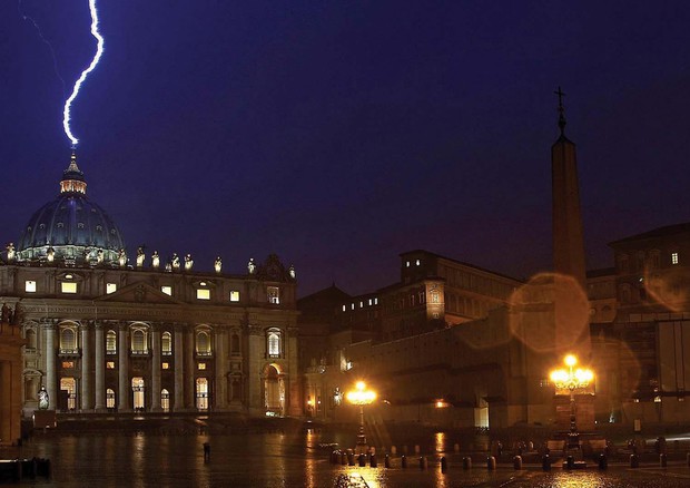 Un fulmine colpisce la cupola di San Pietro durante un temporale, nel giorno dell'annuncio delle dimissioni di Benedetto XVI © ANSA