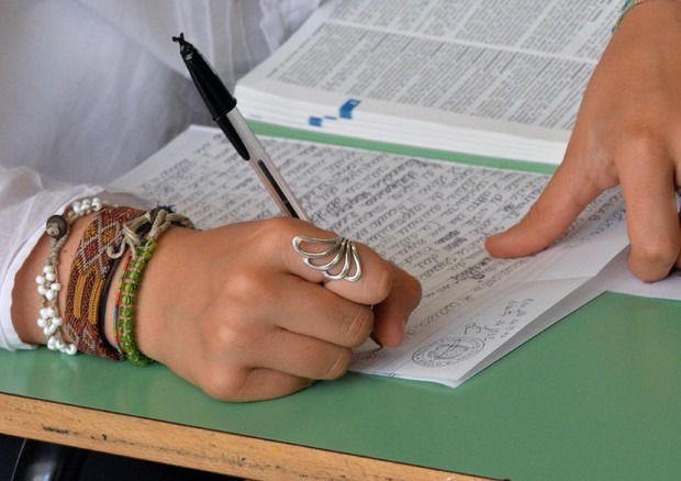 Una studentessa mentre scrive © ANSA