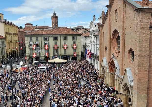 Faletti: in migliaia ai funerali ad Asti © ANSA