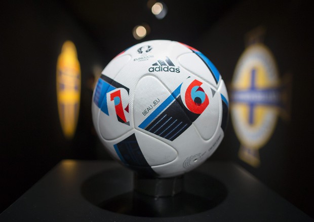 Ecco 'Beau Jeu' il pallone ufficiale di Euro 2016 © EPA