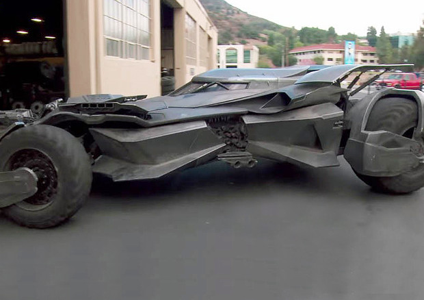 Un carro armato per Batman, svelata nuova auto del super eroe - Attualità -  