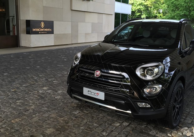 All'asta per beneficenza la Fiat 500X Black Tie 'by Lapo' © ANSA