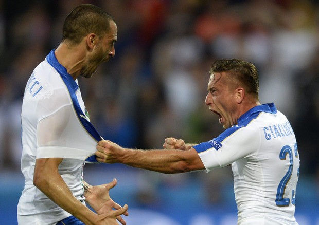 Bonucci e Giaccherini festeggiano la vittoria sul Belgio (foto: EPA)