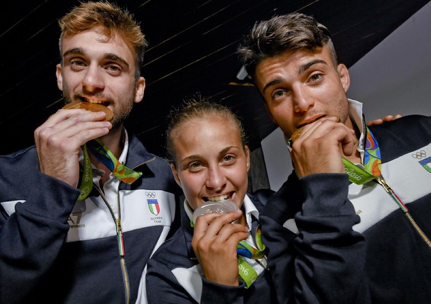 Le due medaglie d'oro, Fabio Basile (judo) e Daniele Garozzo (fioretto), l'argento di Odette Giuffrida (foto: ANSA)