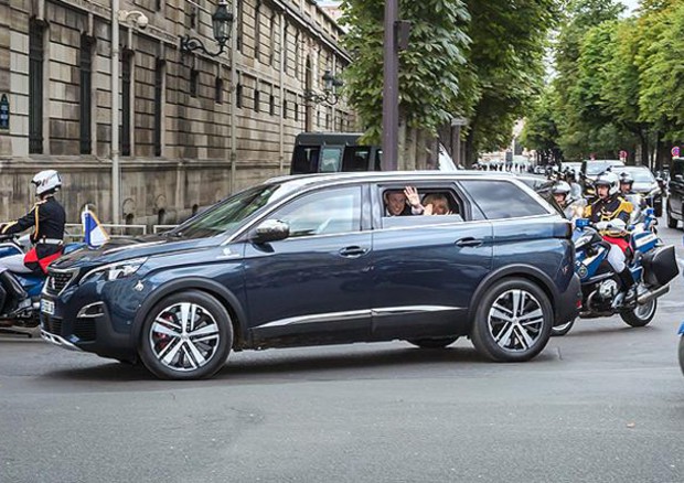 Presidente Macron sfila a parata 14 luglio su Peugeot 5008 © PSA Press