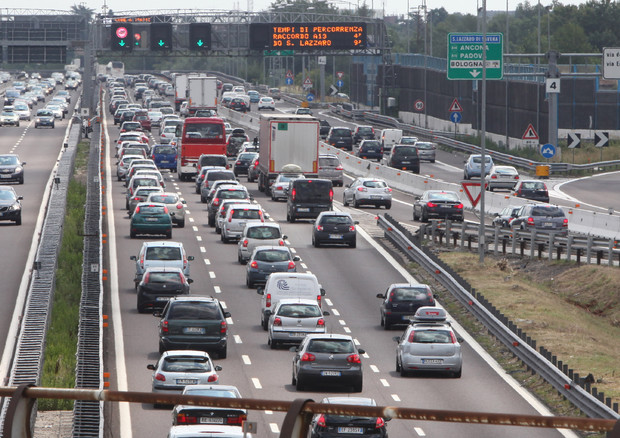 Istat, in Italia poche autostrade ma sempre più auto © ANSA 