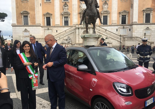 Mercedes consegna una smart elettrica alla sindaca Raggi © ANSA