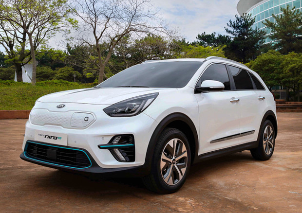 Kia Ev si distingue dalle versioni ibride per il nuovo frontale © Kia Press