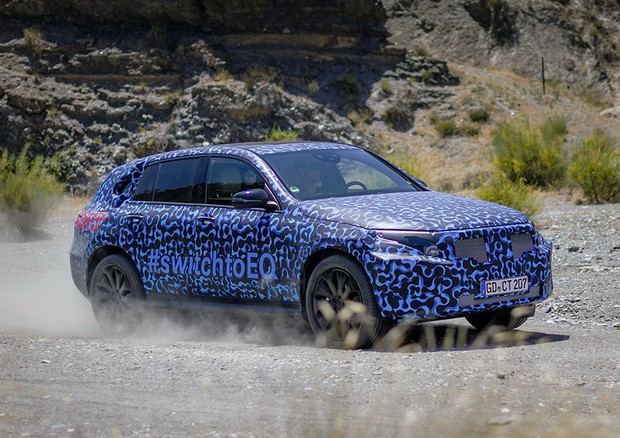 Nonostante la finta mascherina Bmw, sotto la mascheratura si nasconde il nuovo suv elettrico Mercedes EQC © Daimler Press