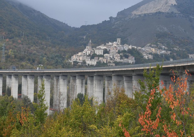 Il viadotto nei pressi del casello autostradale di Cocullo sulla A25 (archivio) © ANSA