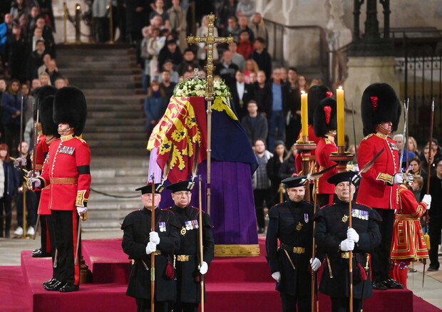 Queen Elizabeth's body lies in state at Westminster Hall in London (ANSA)