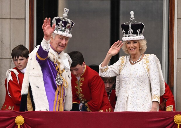 Carlo e Camilla si affacciano dal balcone (ANSA)