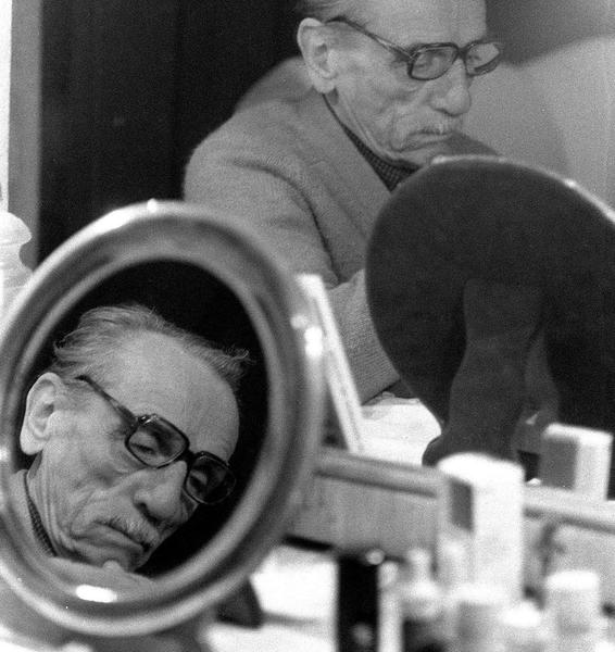 Eduardo De Filippo nel camerino del Teatro Quirino di Roma in un'immagine d'archivio © 