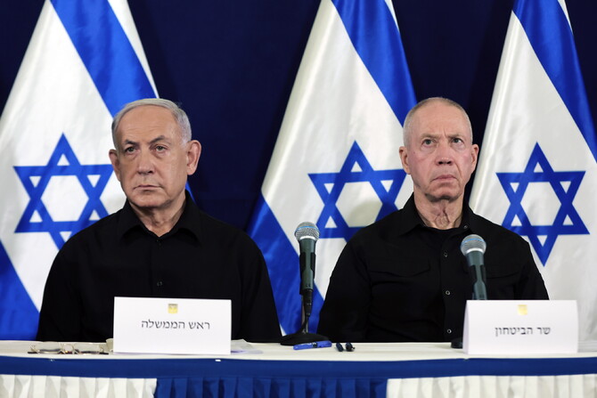 Benjamin Netanyahu (s) e il ministro della Difesa Yoav Gallant