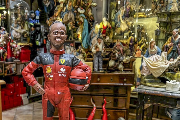 F1: Hamilton in tuta Ferrari anche nel presepe napoletano - Mondo ...