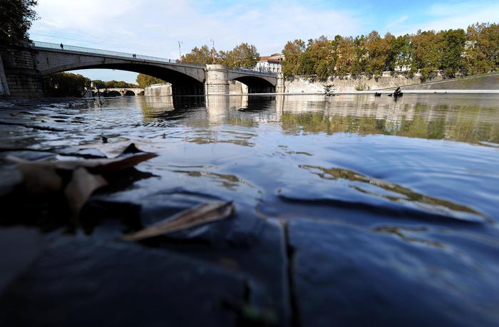  Man  31  serious after fall from Rome bridge taking selfie  