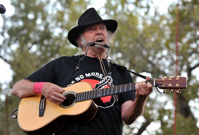 Neil Young lascia Festival di Glastonbury, accusa controllo Bbc