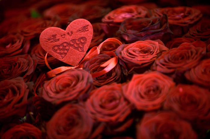 Appendere rosso metallo decorato cuori simbolici di amore e romanticismo  per Natale, Anniversario o il giorno di San Valentino, vista ravvicinata  Foto stock - Alamy