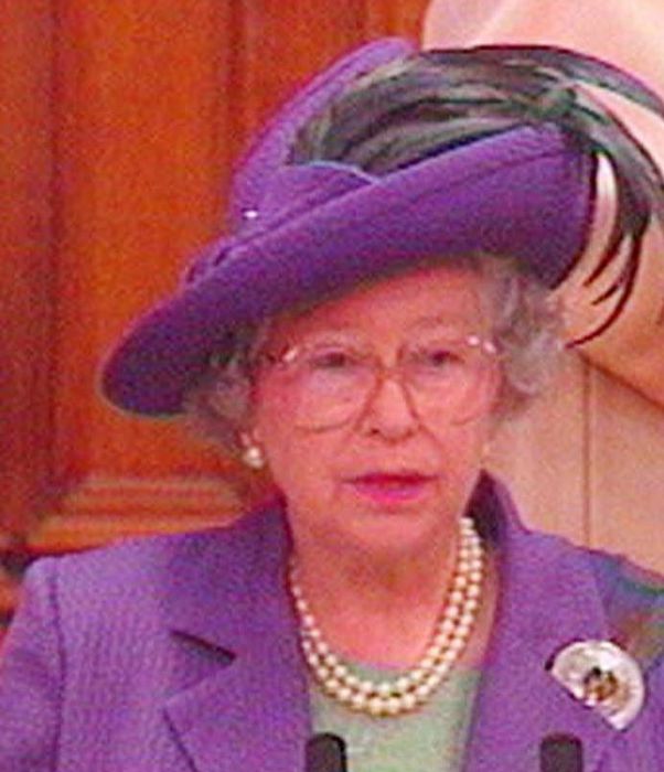 I cappelli più strani della regina Elisabetta: 90 anni in 90 copricapo  originali