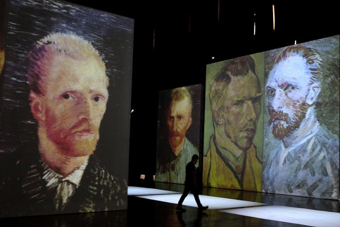 alla mostra di van gogh si vende un souvenir a forma di orecchio