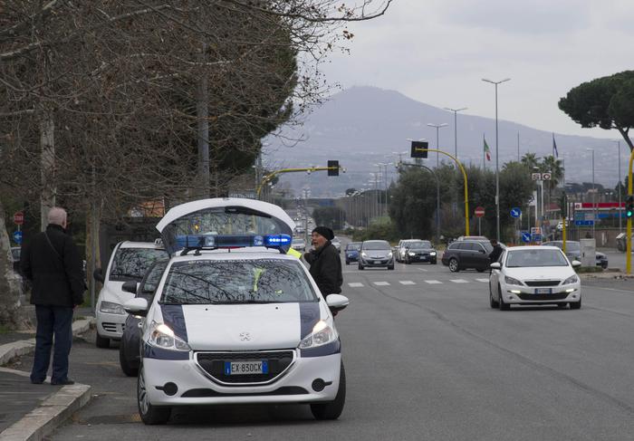 IV Municipio, discarica abusiva nel parcheggio, nei guai due uomini di 48 e 54 anni