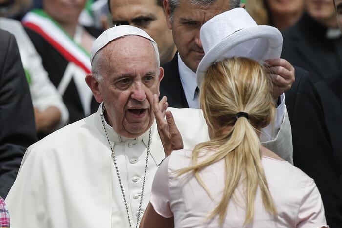 Papa Francesco e la donna con il cappello - Curiosita 