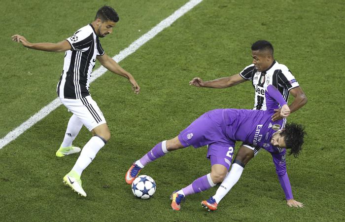 Alex Sandro,Isco (foto: AP)