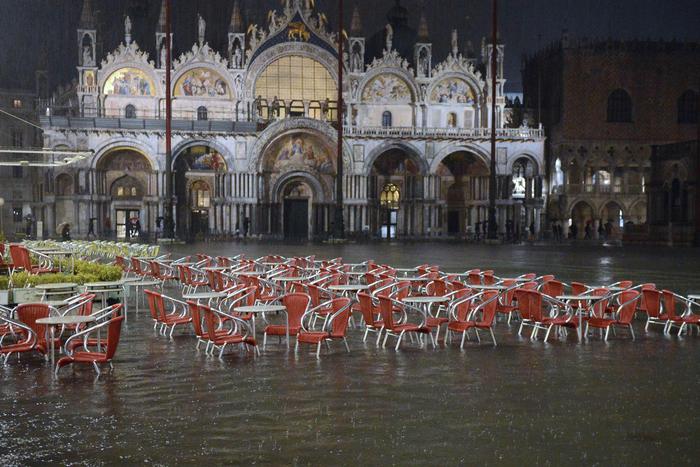 Venezia sorpresa dall’acqua alta, picco di un metro: evento raro ad agosto – Notizie