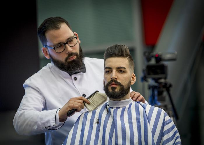 Uomini con la barba e i capelli cortissimi con maxiciuffo, ecco il