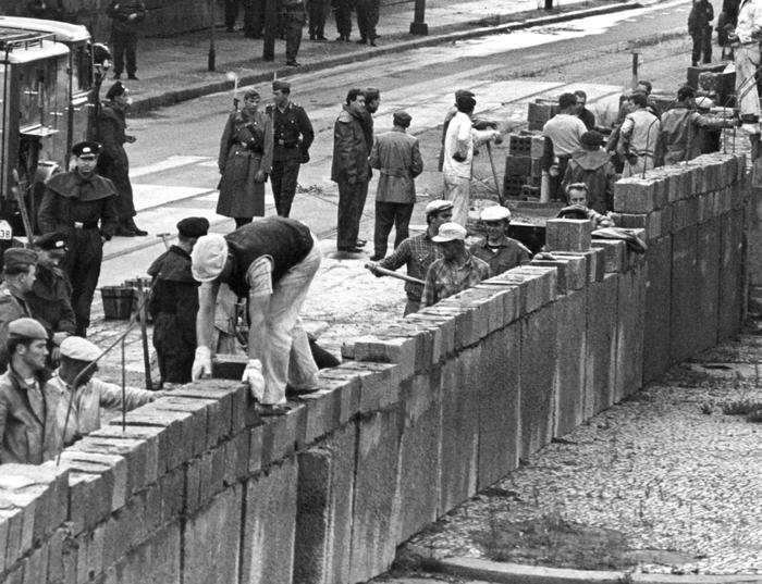 Berlino, spara con arco e frecce dal balcone: panico a Friedrichshain - il  Mitte