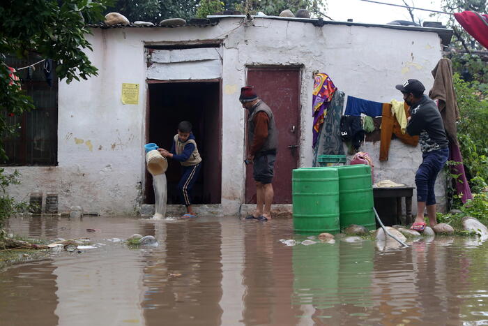 Una Casa Allagata Per Le Forti Piogge A Jammu India Primopiano Ansa It