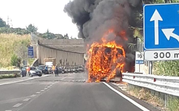 In Fiamme Pullman Nel Palermitano Notizie Ansa It