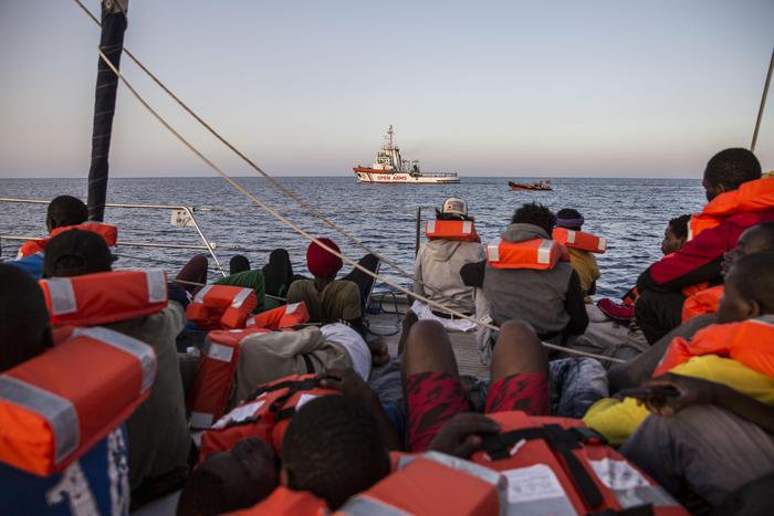 100 coperte termiche per i naufraghi a bordo