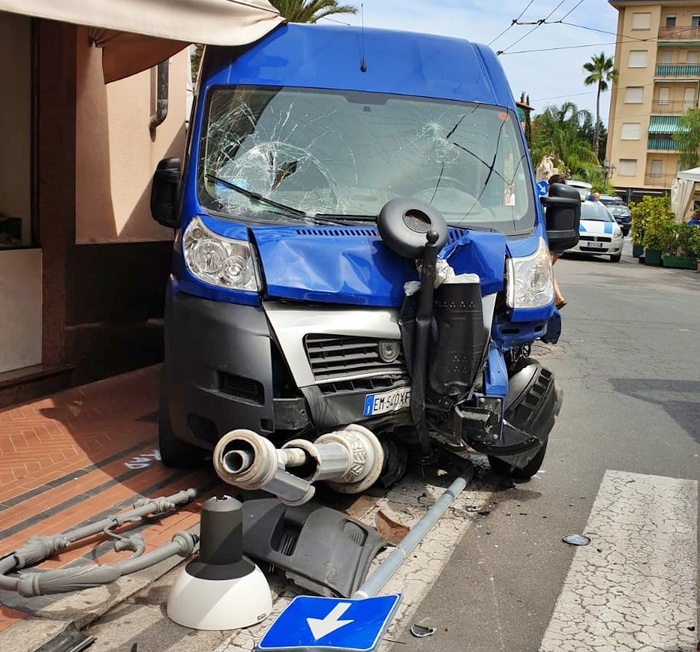 Su Camion Litiga E Mezzo Sbanda, Investita Coppia - Liguria - ANSA.it